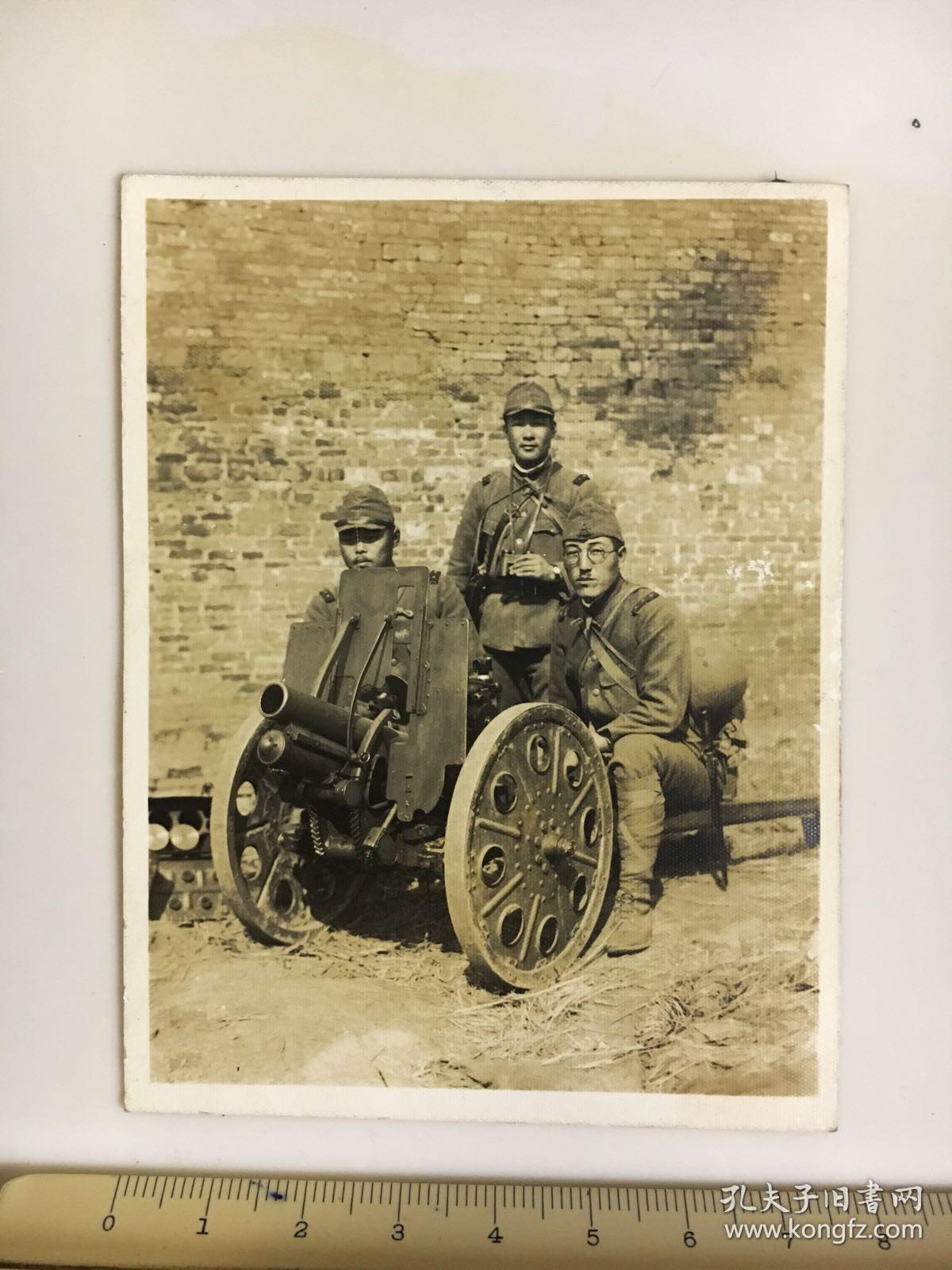 侵华日军老照片:1938年日本鬼子和步兵炮合影