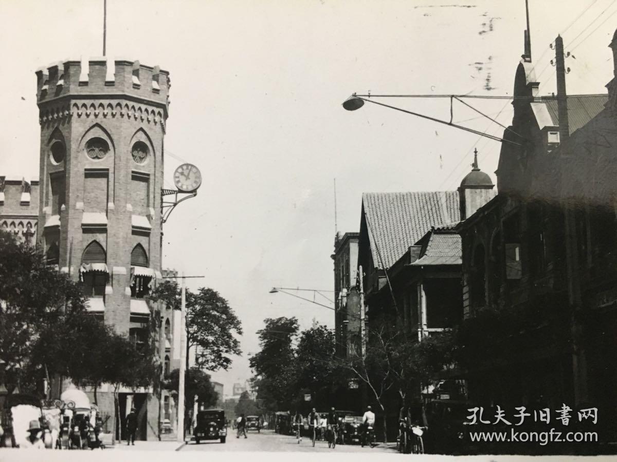 民国天津英租界维多利亚路戈登堂及周边街道建筑等景象,塔楼和时钟极