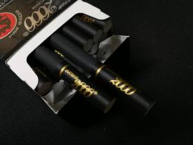 原产地是荷兰,它堪称国际一流的雪茄型香烟,纯黑色烟身和过滤嘴设计