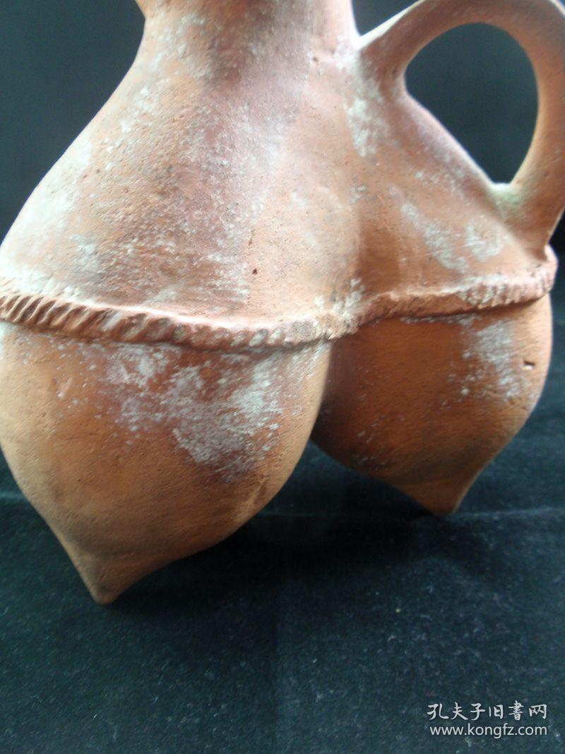 新石器时期时期——大汶口文化 夹砂红陶三乳足陶鬶 (腹侧附一宽环形