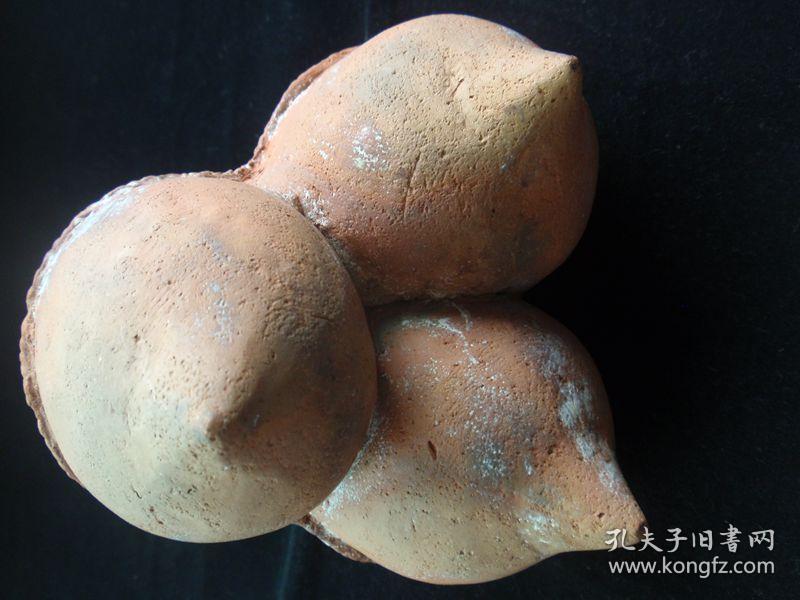 新石器时期时期大汶口文化夹砂红陶三乳足陶鬶腹侧附一宽环形把手造型