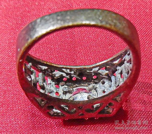 老紫铜戒指带款镶透明钻料回字纹边方台面旧手饰