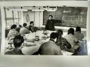 1980年代青岛服装技术学校教师正以解析几何原理，讲解服装的设计制图。