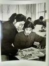 1980年代青岛服装技术学校美术教师正在辅导学生绘画。