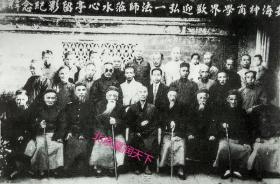 1938年李叔同和朋友们在晋江安海水心亭