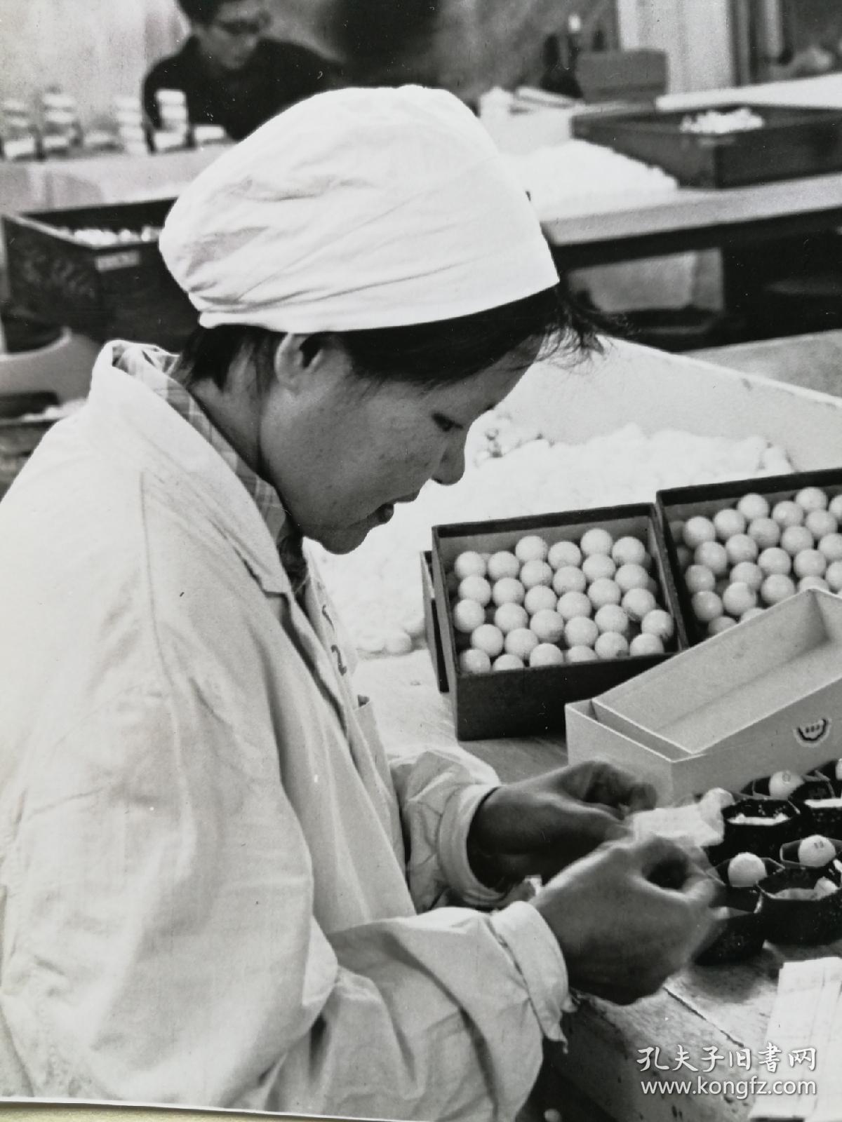 新闻照《北京市中药厂安宫牛黄丸生产包装》老照片