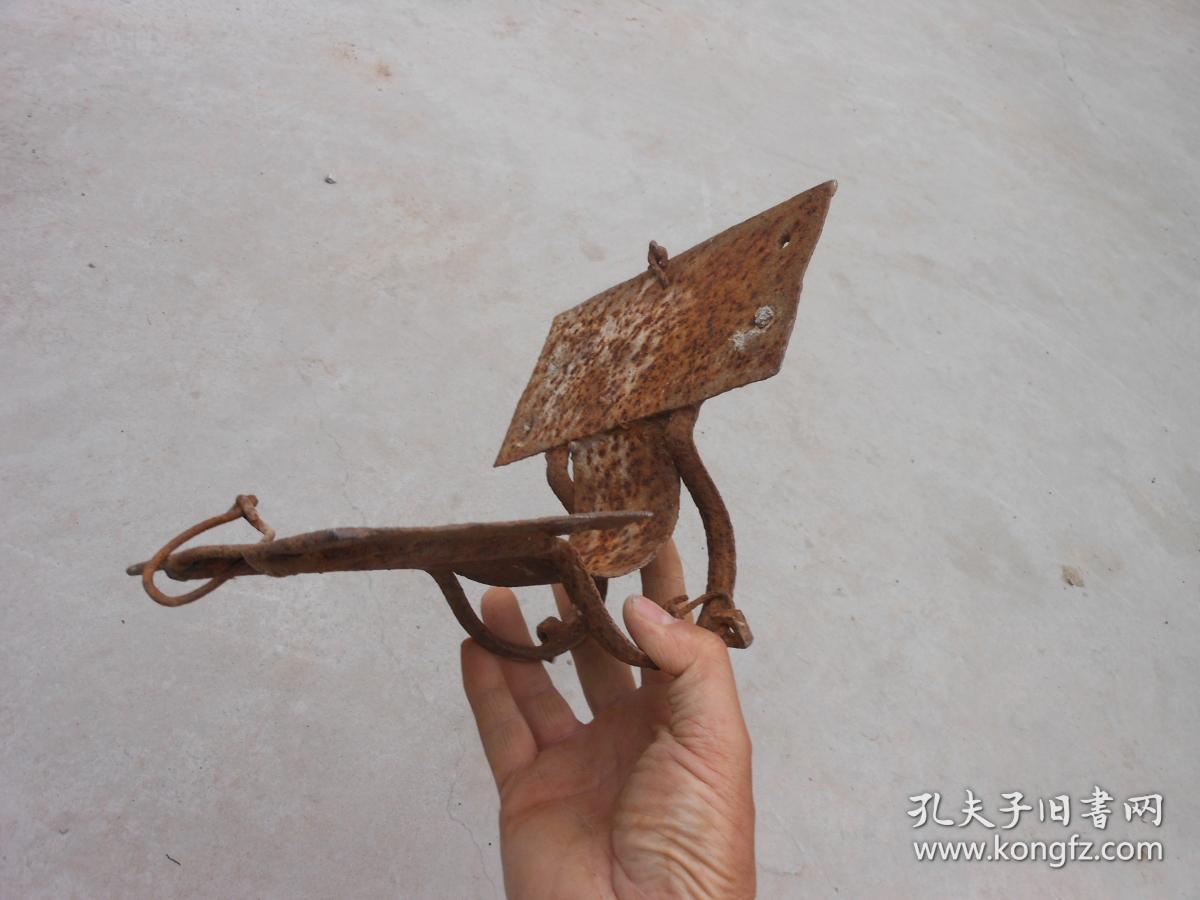 马鞍子;一个老铁质马鞍子其它已经脱落24厘米*19厘米*14厘米