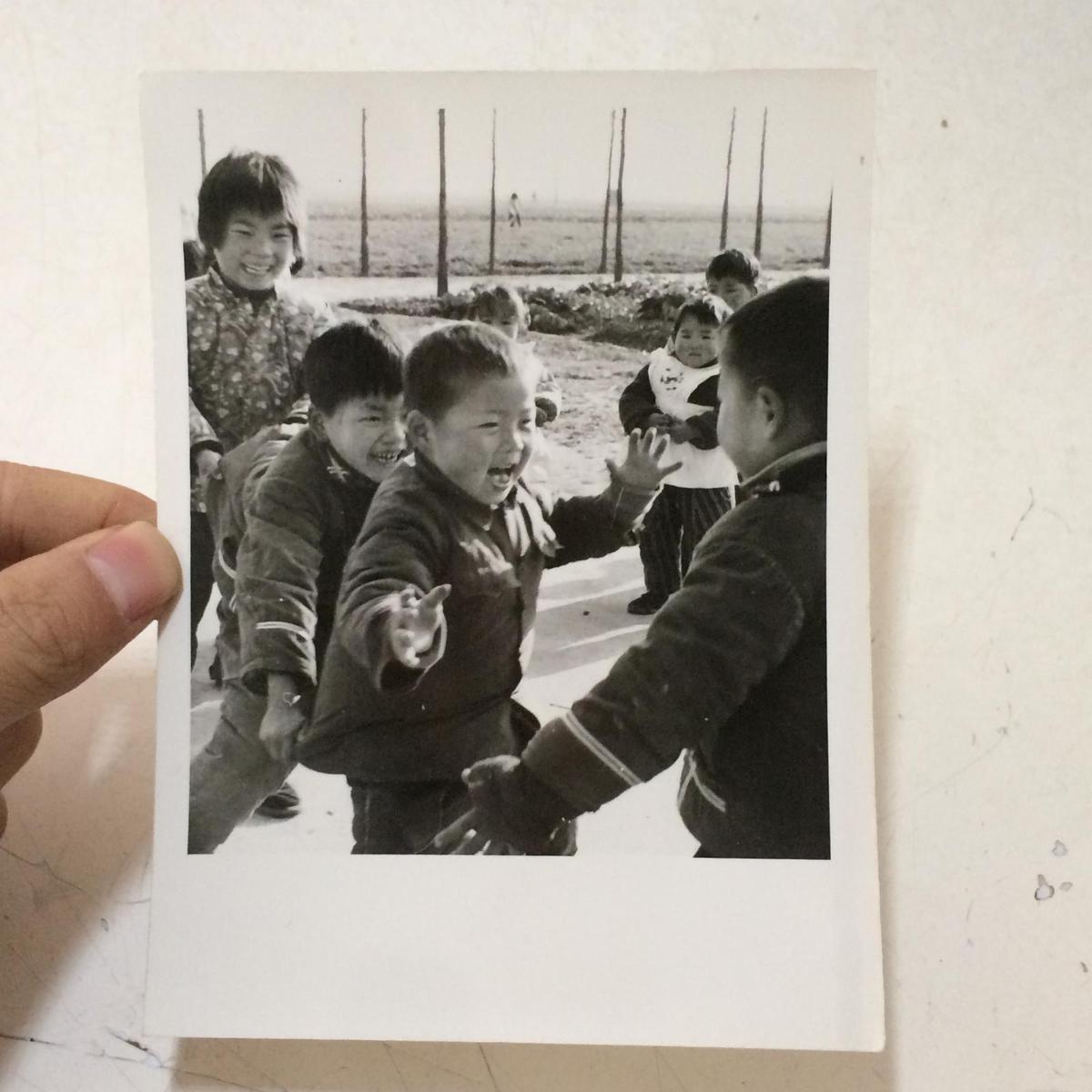 1982年新华社老照片：小苗茁壮（六一专稿）3 背面有说明 地点： 湖北省黄冈县