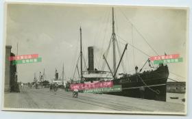 民国1927年山东青岛港航运码头，苦力工人正在从日本轮船第十六共同丸号卸物资老照片,泛银
