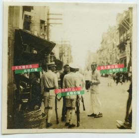 民国日占时期广东广州街道老照片，可见警察盘查路人。 5.4X5.3厘米，泛银