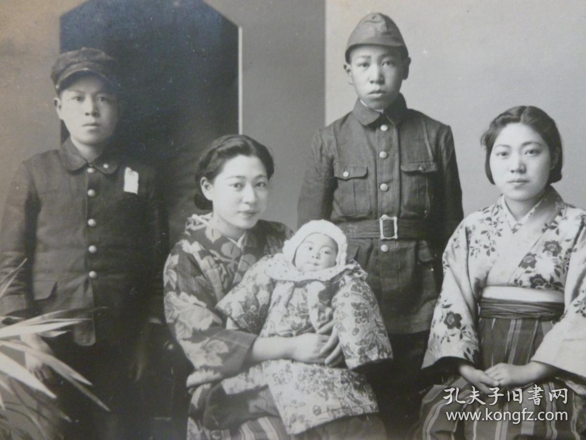 一个日本军国主义荼毒下的青年军官家庭演变史 一组5张银盐老照片(该