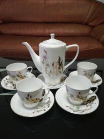 唐山陶瓷博物馆中的名品。七十年代唐山第五瓷厂：白兰牌手绘雕金加彩薄胎高档茶具一套(1970年西哈努克国王曾访问该厂）。出口瓷，画工典雅，薄胎透光，瓷质洁白如玉（精选福建德化瓷土），做工极其精美。是唐山陶瓷博物馆中的名品（见图）。是当时北方瓷都唐山瓷厂品牌四朵金花之一，当时这种茶具出口价是每套1000元。全新（七十年代原包装）。顺丰快递包邮。