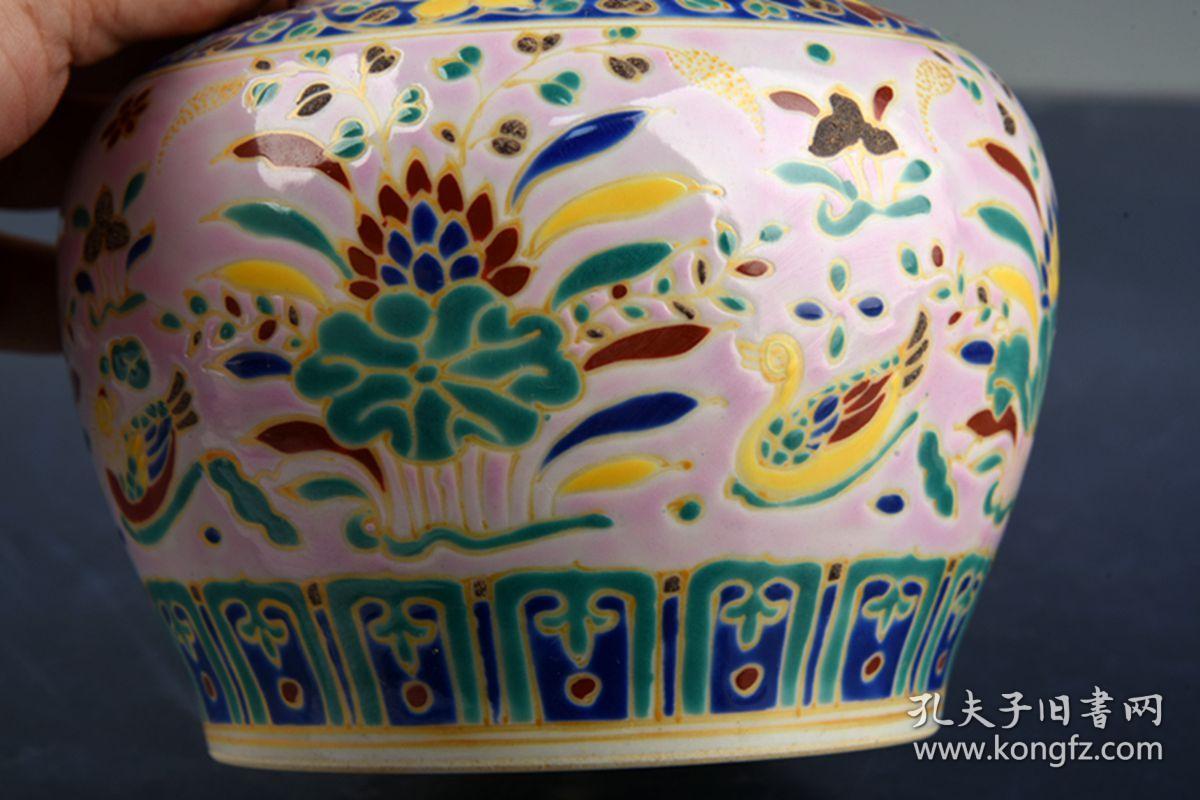 明代成化年制粉地五彩描金莲池鸳鸯纹天字罐