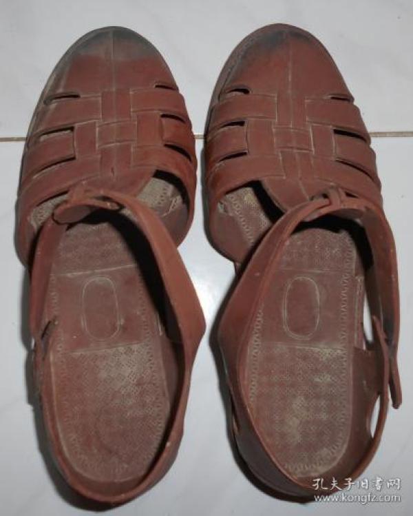 怀旧老凉鞋