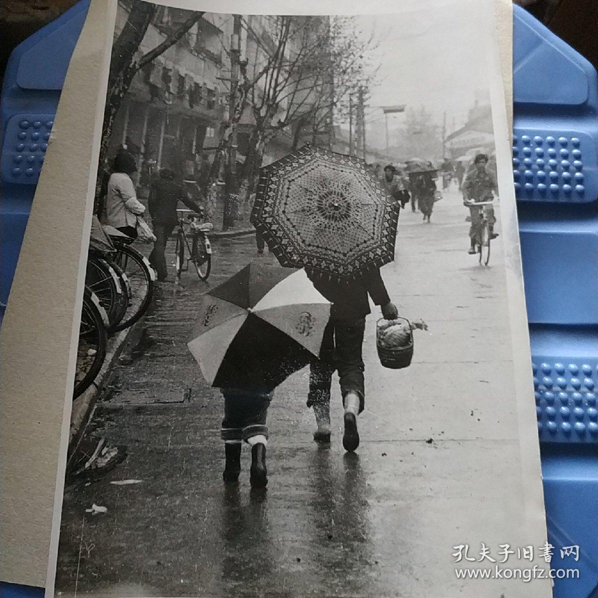 冷雨中打伞的大人小孩,黑白城市秋冬季老照片 街景 浙江师范大学老
