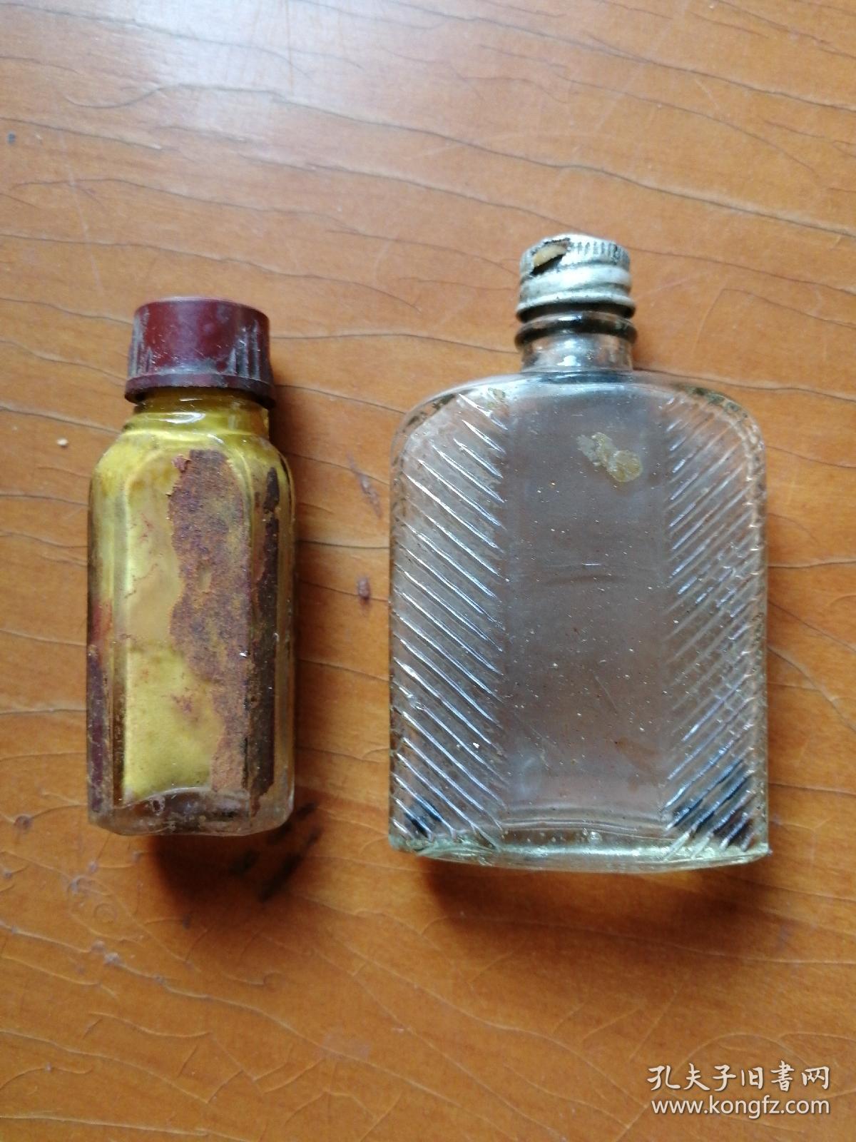 两小瓶有小瑕疵,一瓶黄色粉药几乎满装,一瓶药丸余几粒