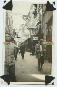 民国广东广州或香港一带南方城市的商业街道，老照片泛银