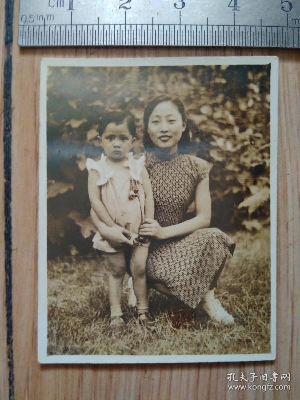 民国老照片:穿旗袍的母亲与孩子 见书影及描述