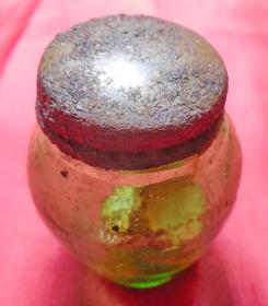 老绿色小琉璃瓶子民国期古董内盛不知何物体