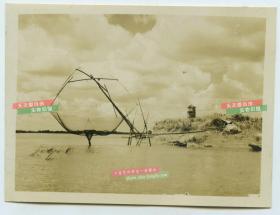 民国湖北武汉市扬子江长江沿岸捕鱼网老照片，远处有宝塔。泛银