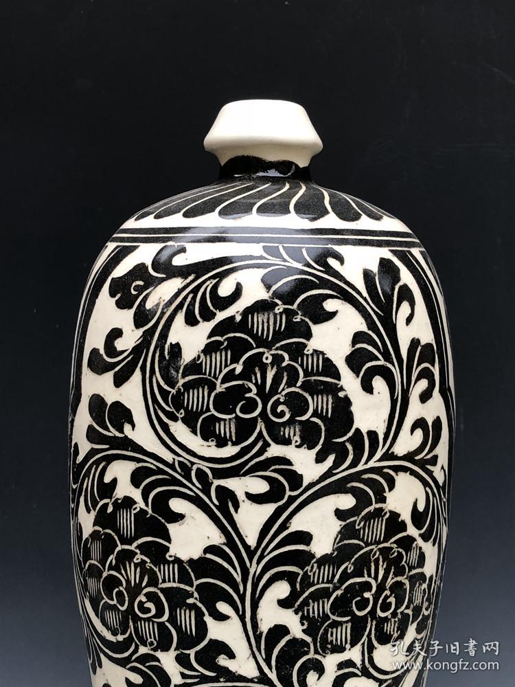 宋磁州窑剔花牡丹花纹梅瓶