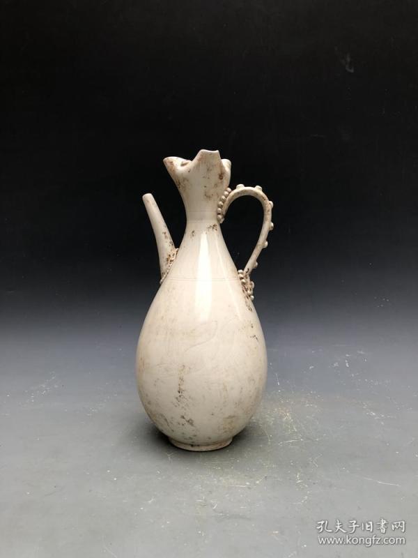 宋定窑荷花纹执壶