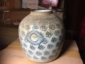 清三代大阳花青花罐，高约20厘米，完好无损，发色淡雅，民俗珍品。