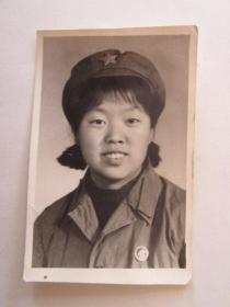 时期女军人佩戴毛主席像章照片