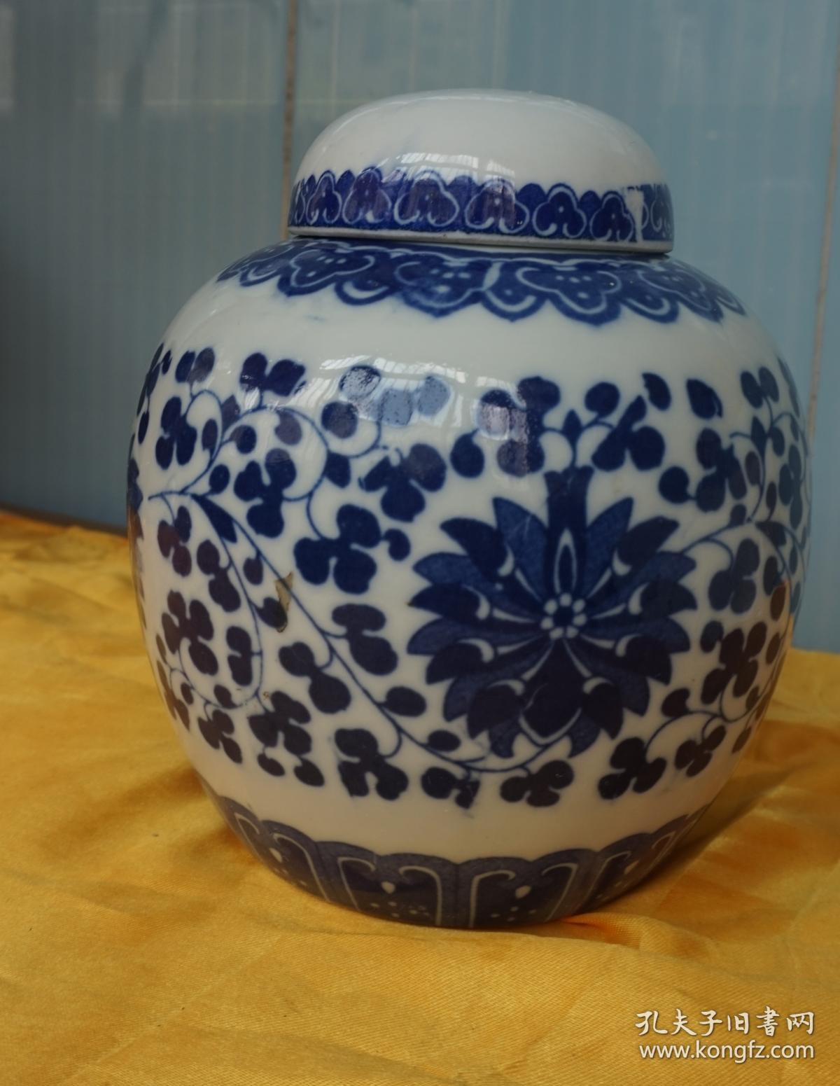 蓝花蓝枝青花瓷瓷坛高16厘米腹径13厘米 盖有"胡玉美"字样 完整精制