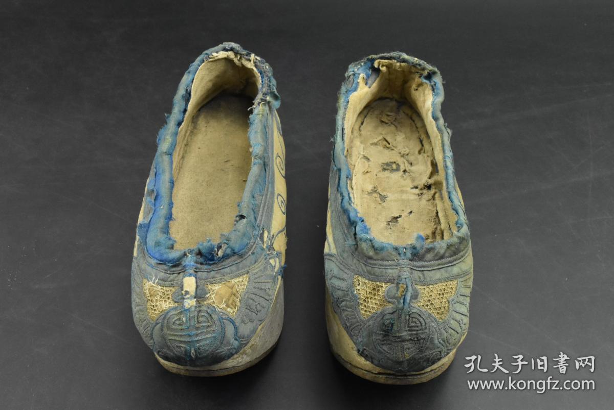 甲7166罕见清代满族旗鞋绣鞋一双蓝白缎鞋面白布里蓝鞋鼻鞋面绣传统