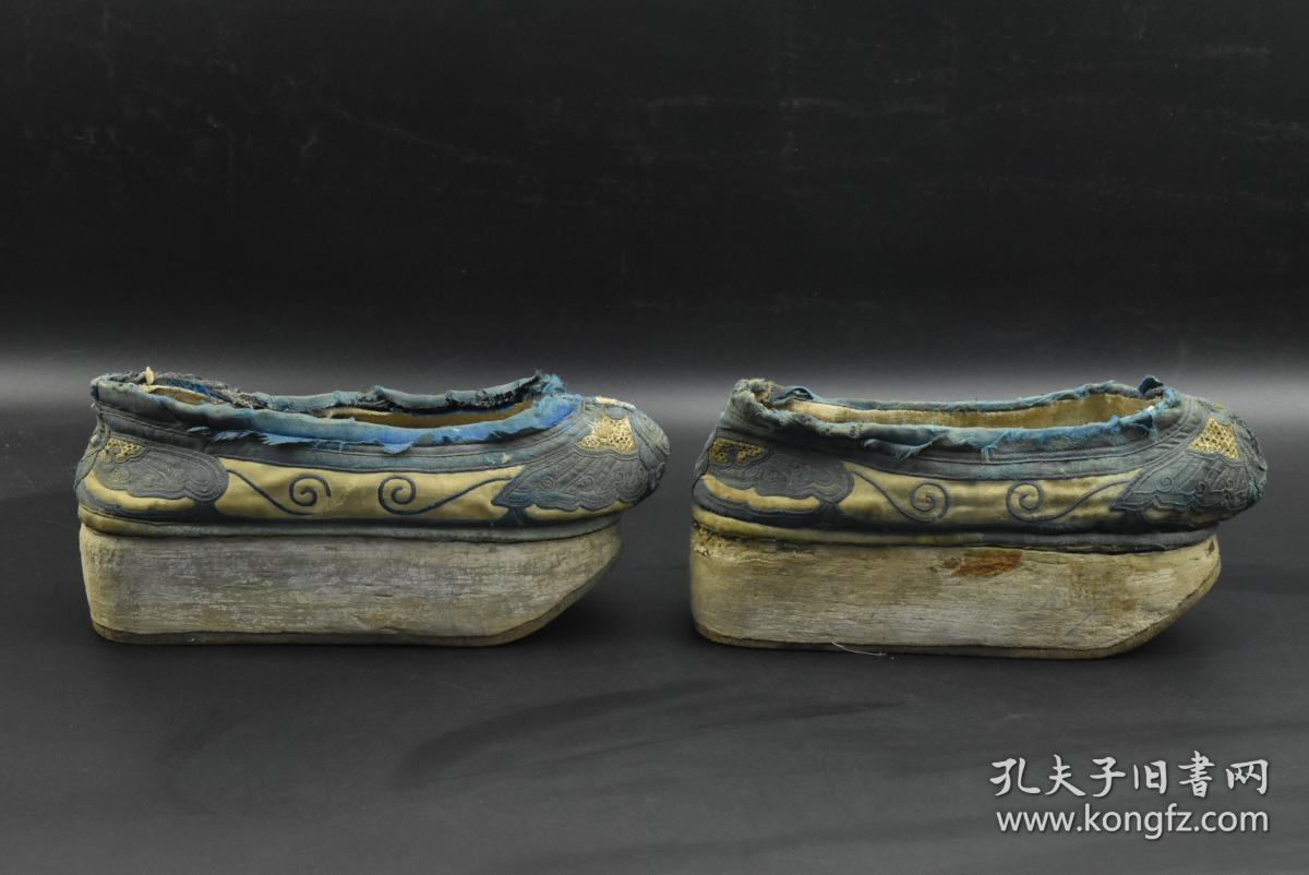 甲7166罕见清代满族旗鞋绣鞋一双蓝白缎鞋面白布里蓝鞋鼻鞋面绣传统