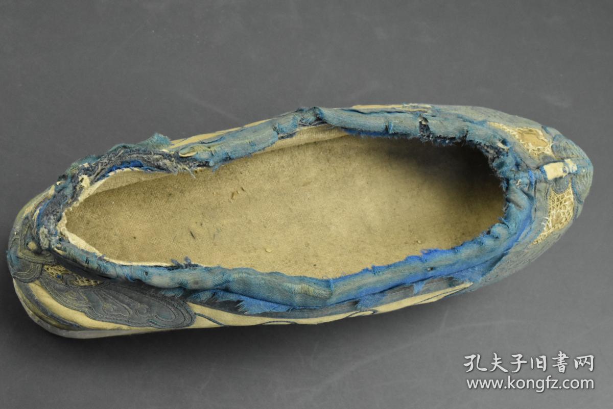 甲7166罕见清代满族旗鞋绣鞋一双蓝白缎鞋面白布里蓝鞋鼻鞋面绣传统