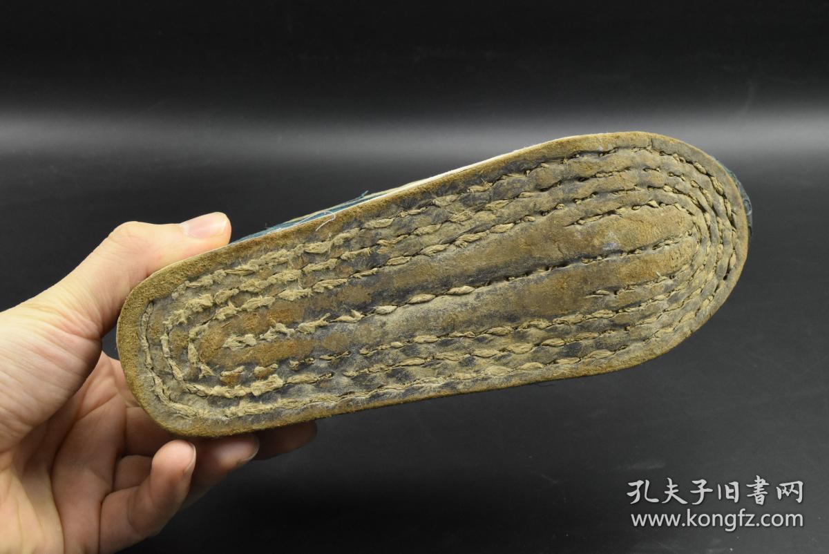 甲7166罕见清代满族旗鞋绣鞋一双蓝白缎鞋面白布里蓝鞋鼻鞋面绣传统