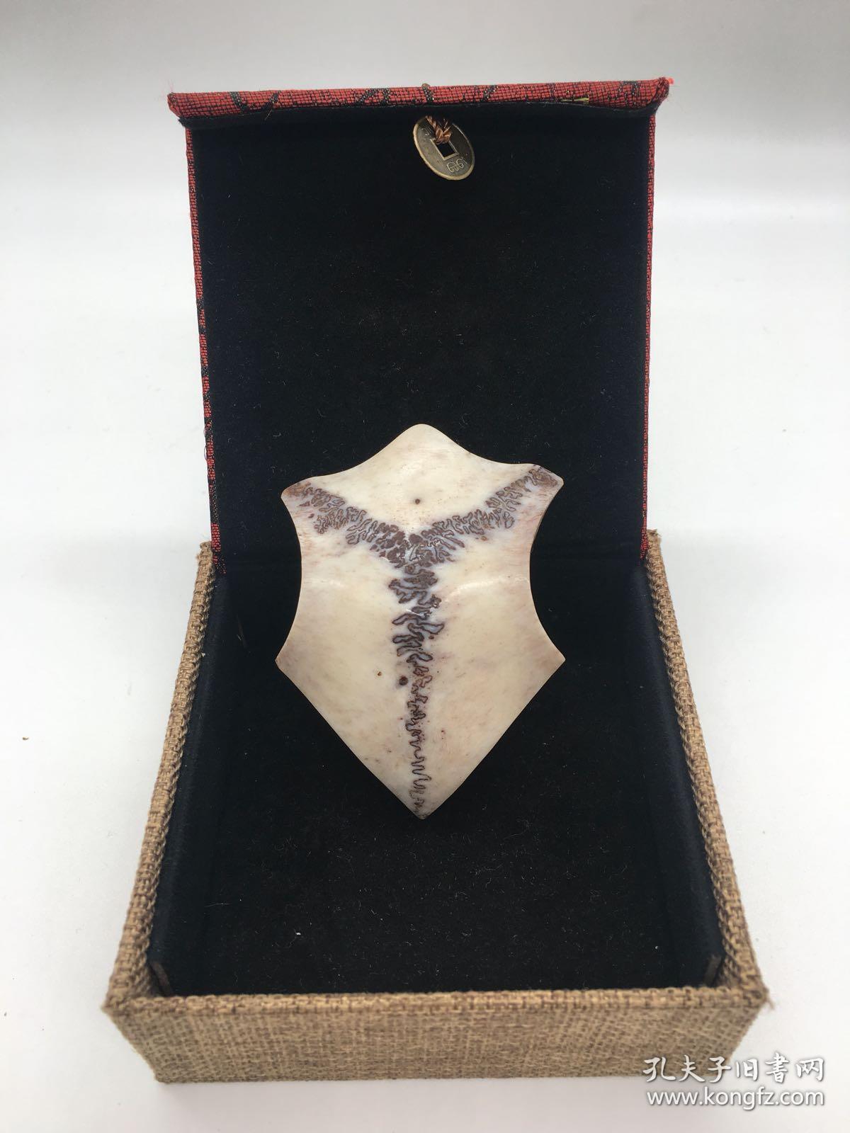 精雕梅花鹿三界牌,三界牌为动物顶骨制作,也叫天灵盖
