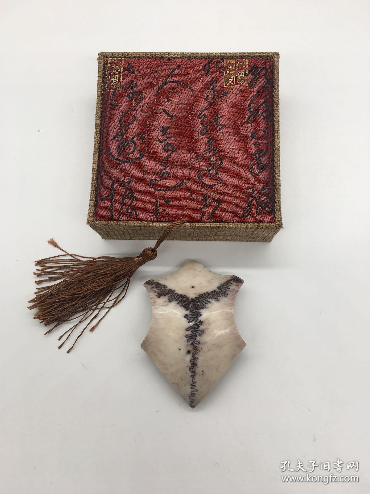 精雕梅花鹿三界牌,三界牌为动物顶骨制作,也叫天灵盖