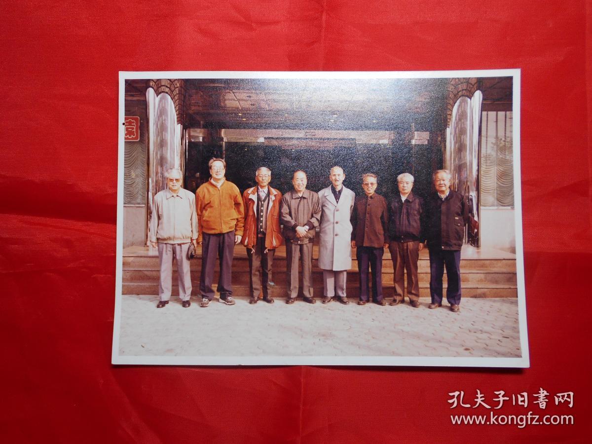 《天津市市长聂璧初 与天津市地方史志编委会成员合影》