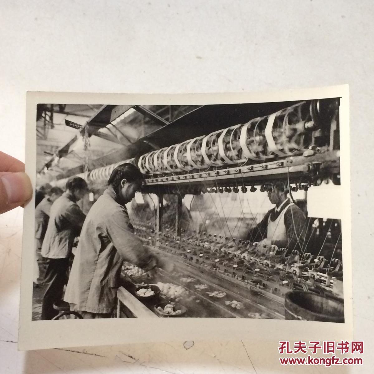 1982年新华社老照片:集体企业里的青年人1 背面有说