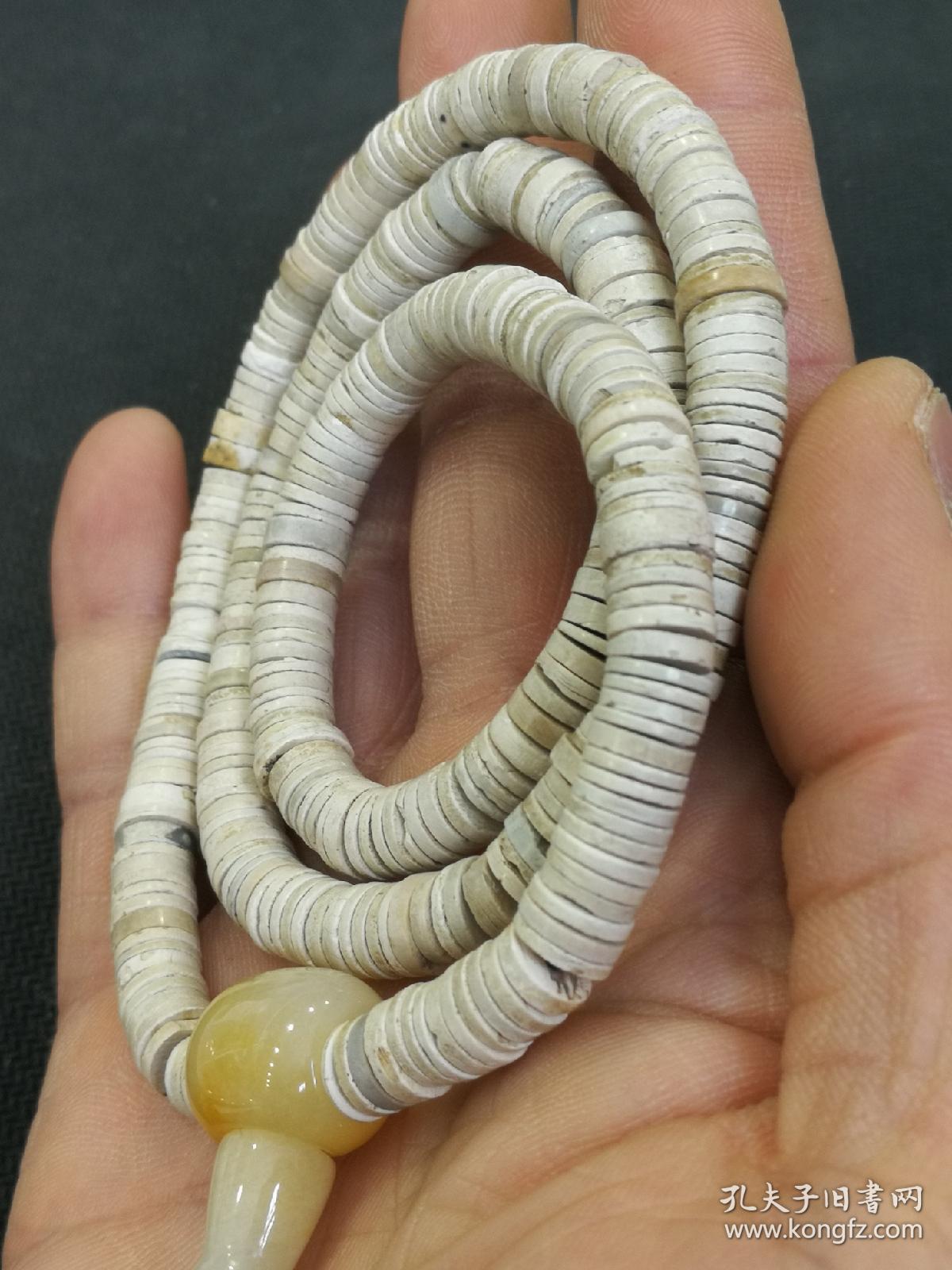 西周鸡骨白玉,片珠手串,南方出,钙化地方玉.约共350片.