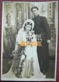 民国老照片：民国，美女结婚照，照相馆布景中堂挂“毛主席像”——十分罕见！~