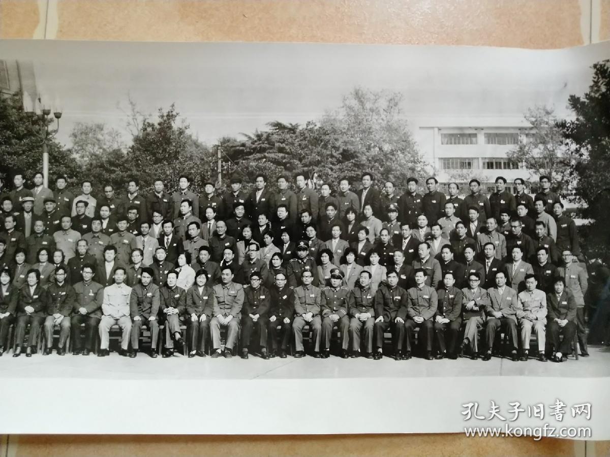 大会全体代表合影照一张,并有张照惠代表证及签到证,南昌老牌摄影社鹤