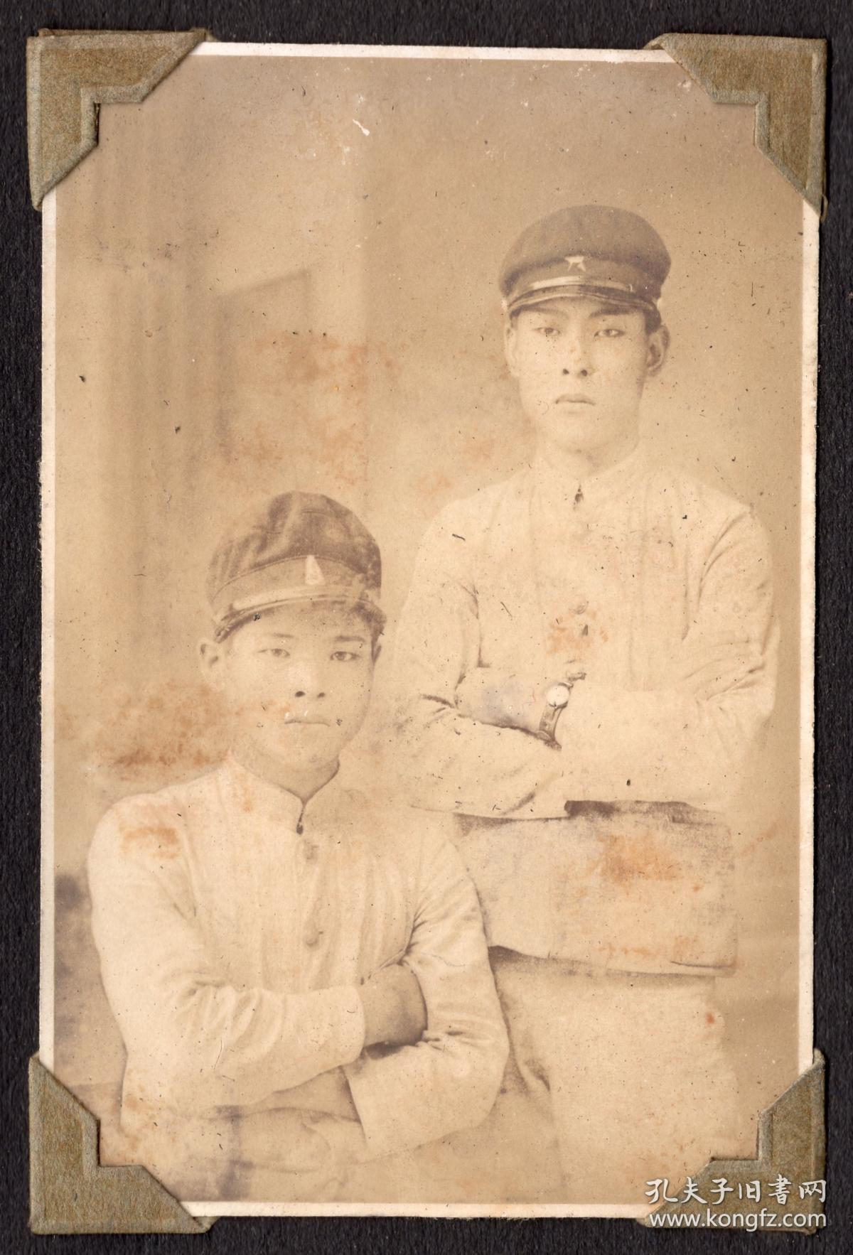 民国 两个男子合影 戴帽子抄着手穿白衬衣 蛋白老照片