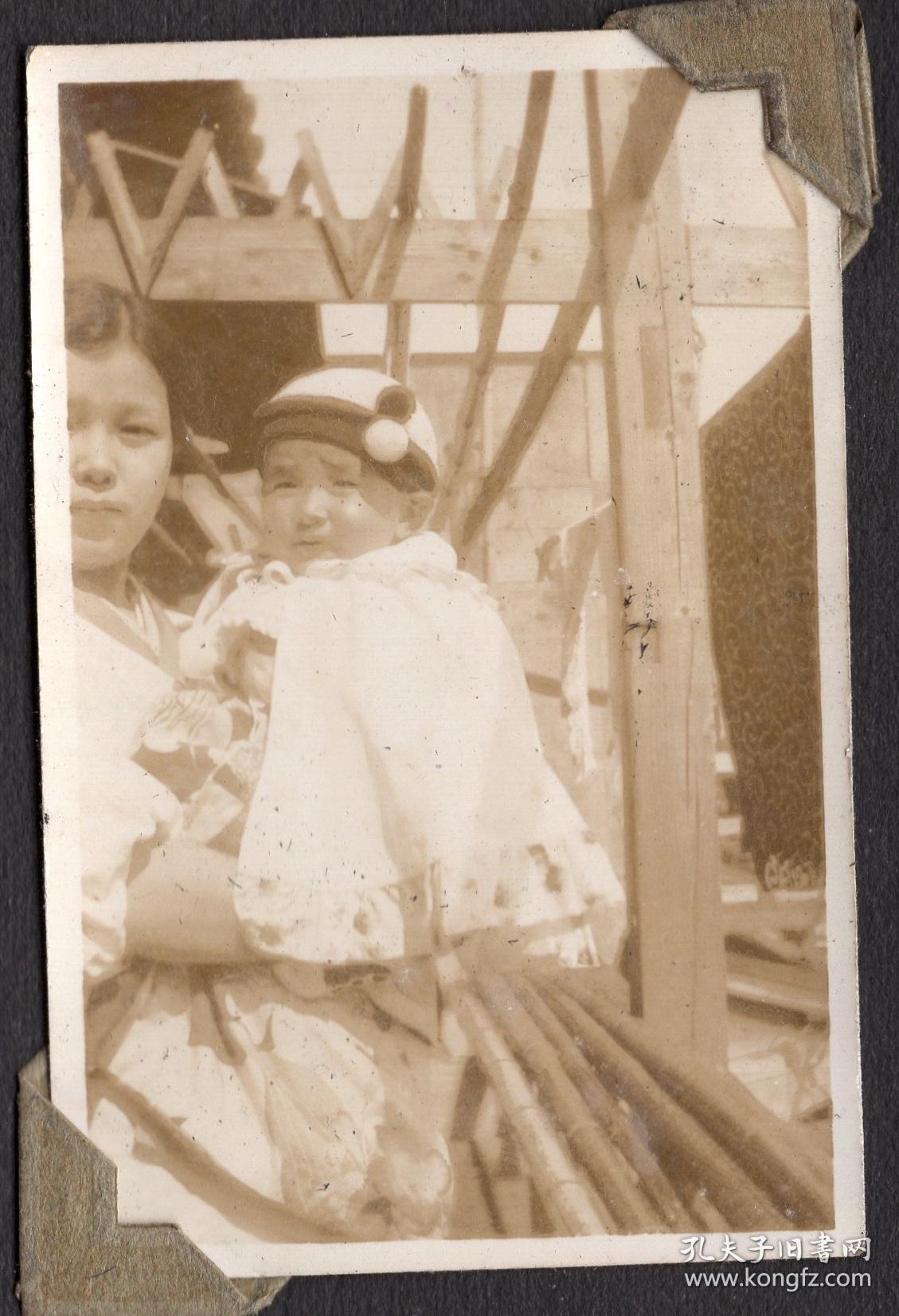 民国母亲抱着一个襁褓中的婴儿银盐老照片