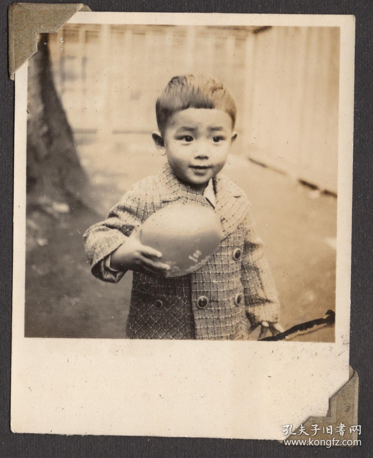 民国时期 穿着小大衣 大眼睛非常可爱的小男孩 银盐老照片