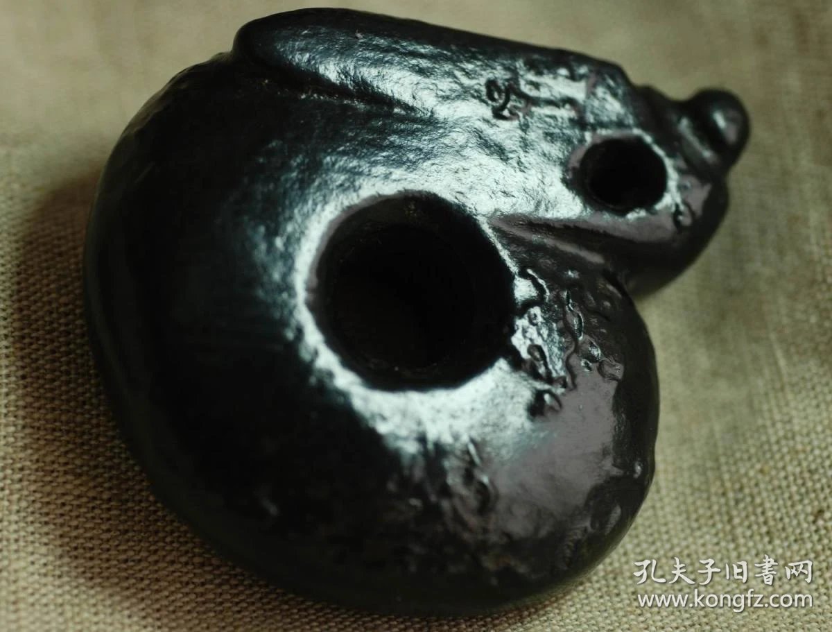 红山玉器红山文化黑皮玉猪龙黑皮玉蝉龙神韵非常,远古黑皮玉器饱含