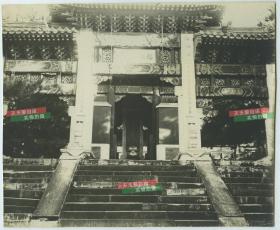 清代河北省易县清西陵永福寺大雄宝殿后牌坊前楹大幅照片，精美石雕石刻木质牌楼建筑，斗拱构件，门额：福地香林。 净域启庄严，慧曜朗开金界。化城资恐卫，吉云恒护珠邱。23X19厘米