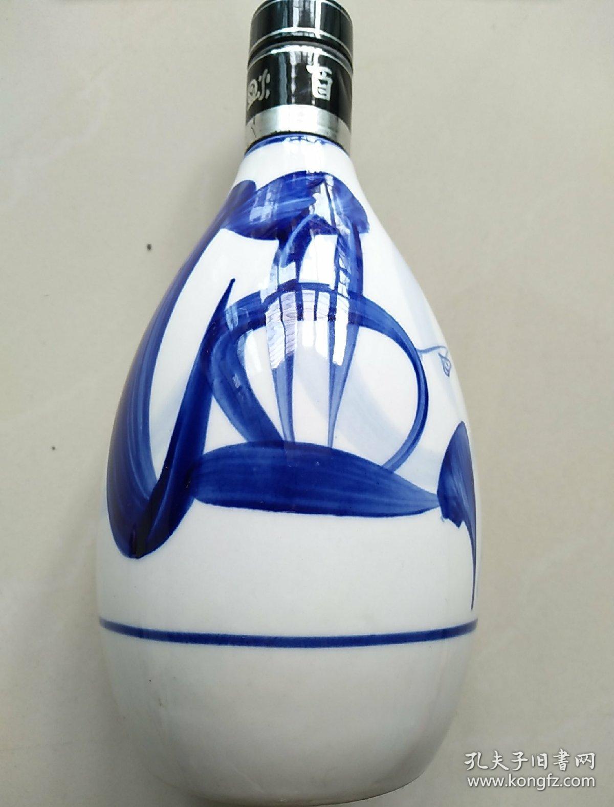 景德镇制青花瓷酒瓶