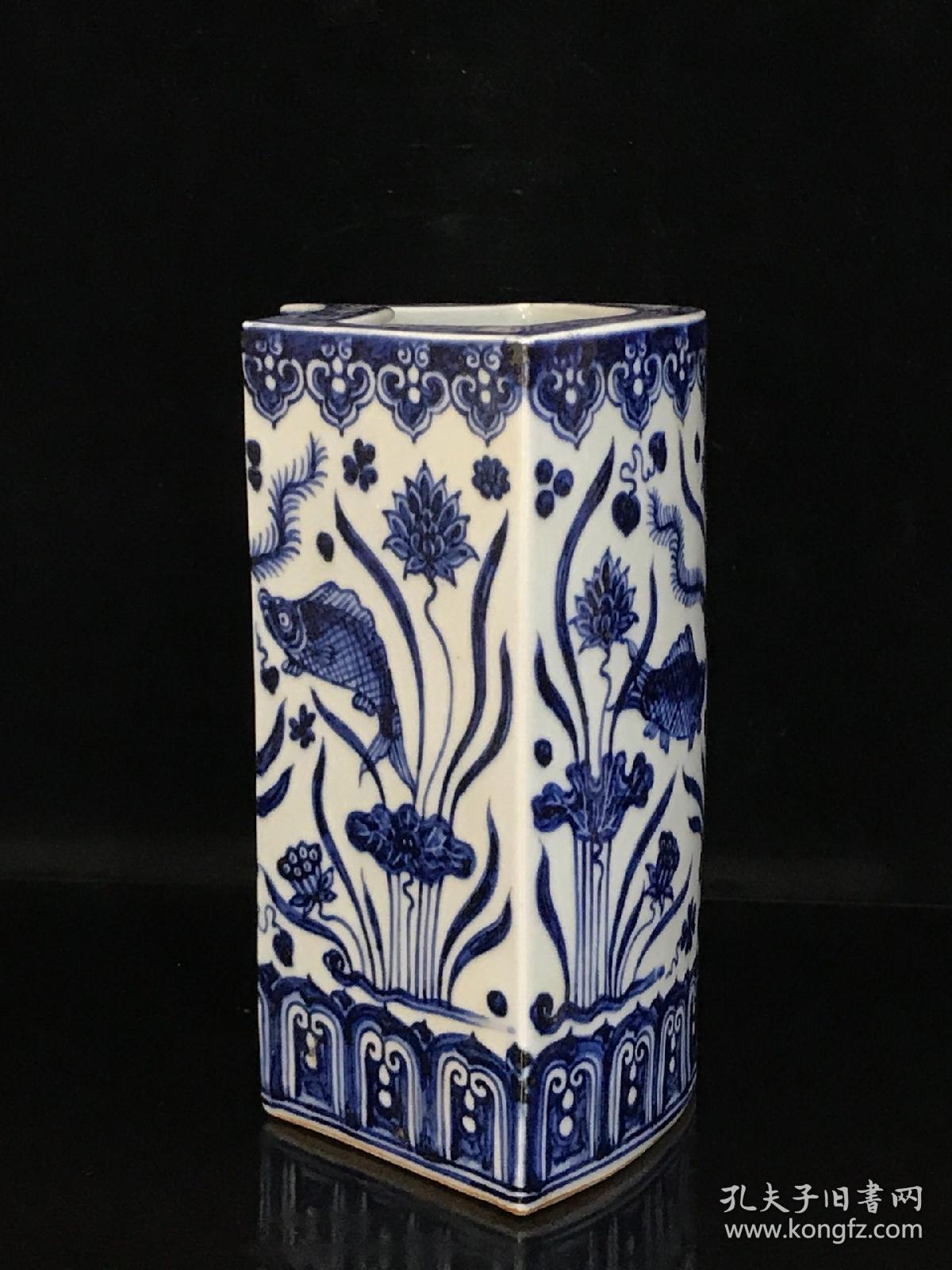 明宣德青花鱼藻纹扇形笔筒