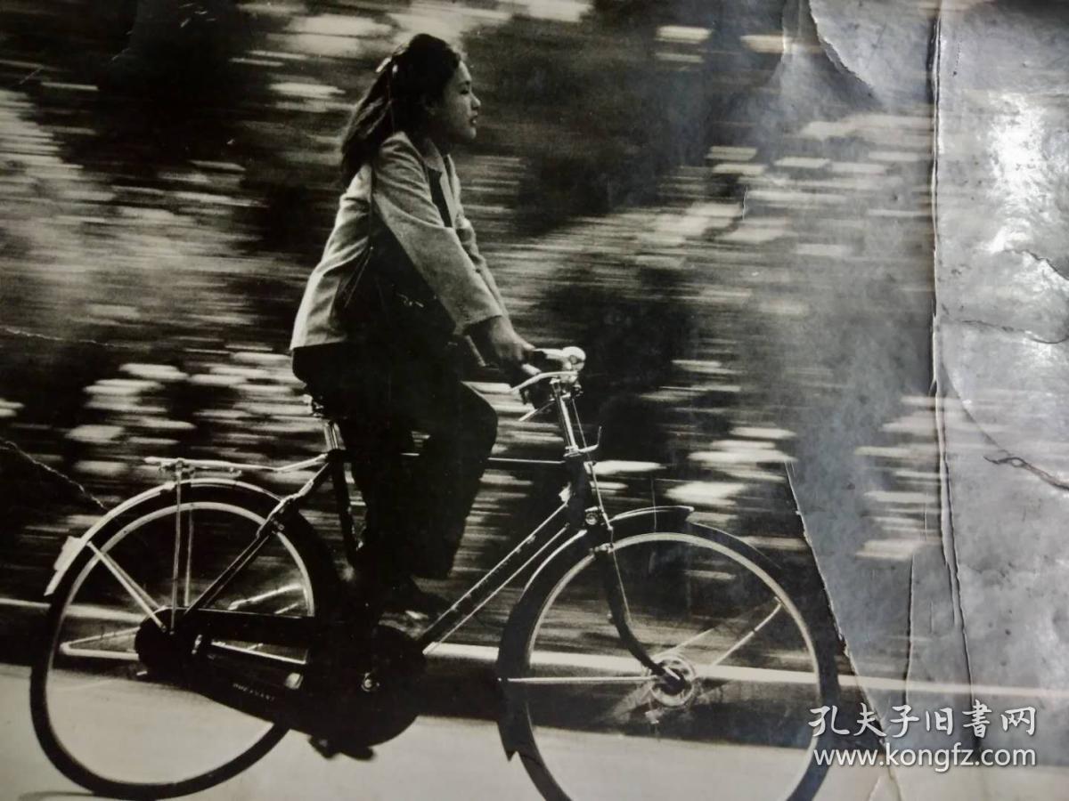 84年老照片 美女骑着自行车上夜大的路上 朱光摄影 尺寸长47.