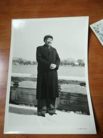 老照片; 毛主席站立像在北戴河照片[20.5x14.6]