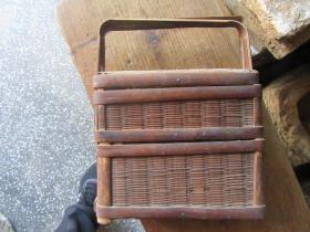 云南地方清代竹编两台《食盒》一个，做工精致，包浆漂亮，保存基本完整，如图3